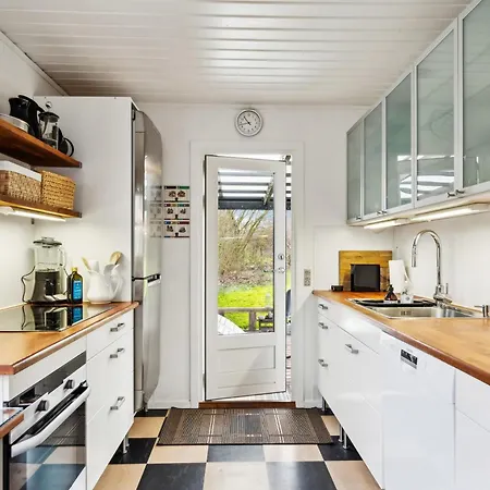 Amazing In With 3 Bedrooms, Sauna And Internet *