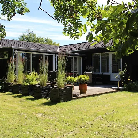 Amazing In With 3 Bedrooms, Sauna And Internet *